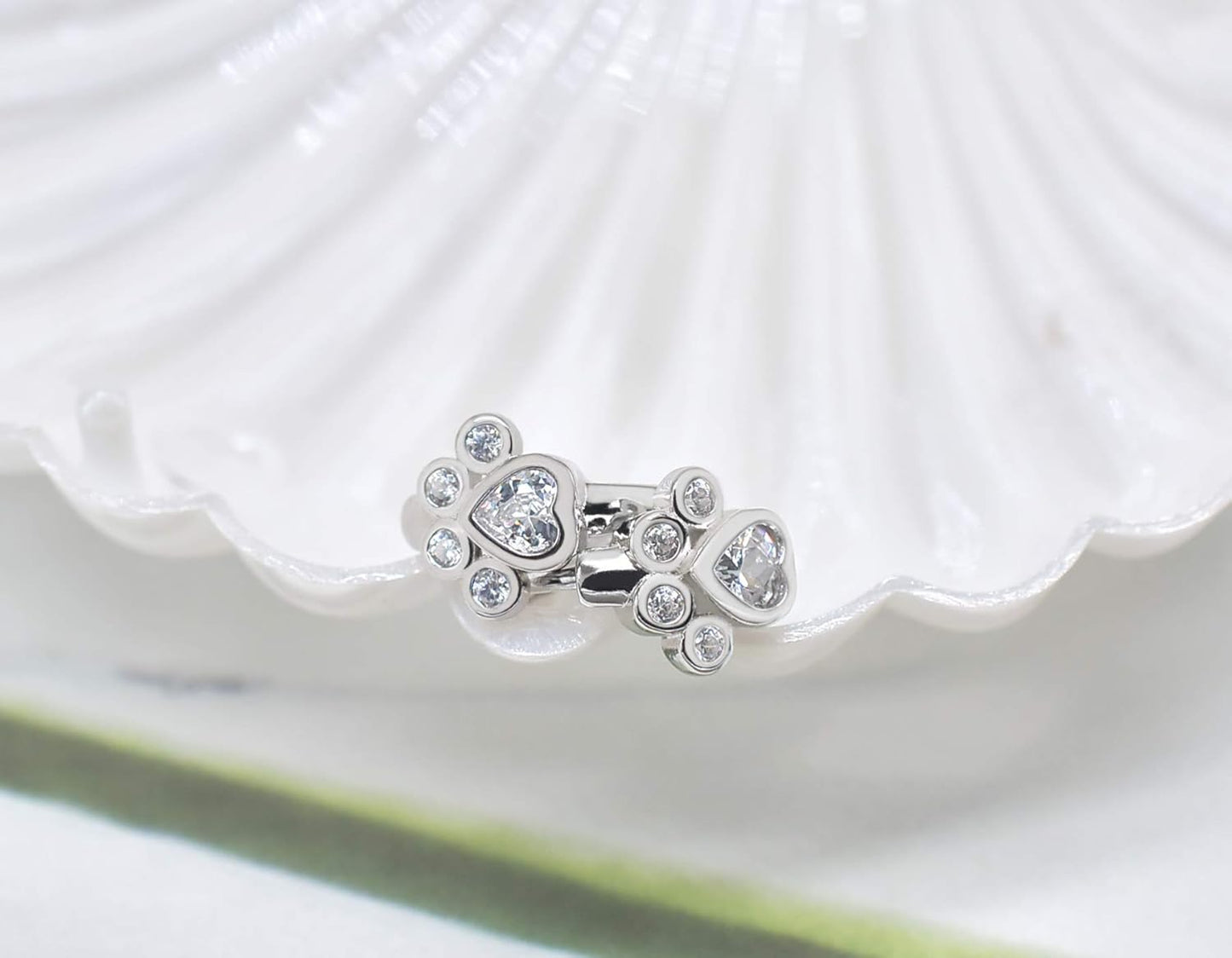 Himmelske Pote Huggie Hoops