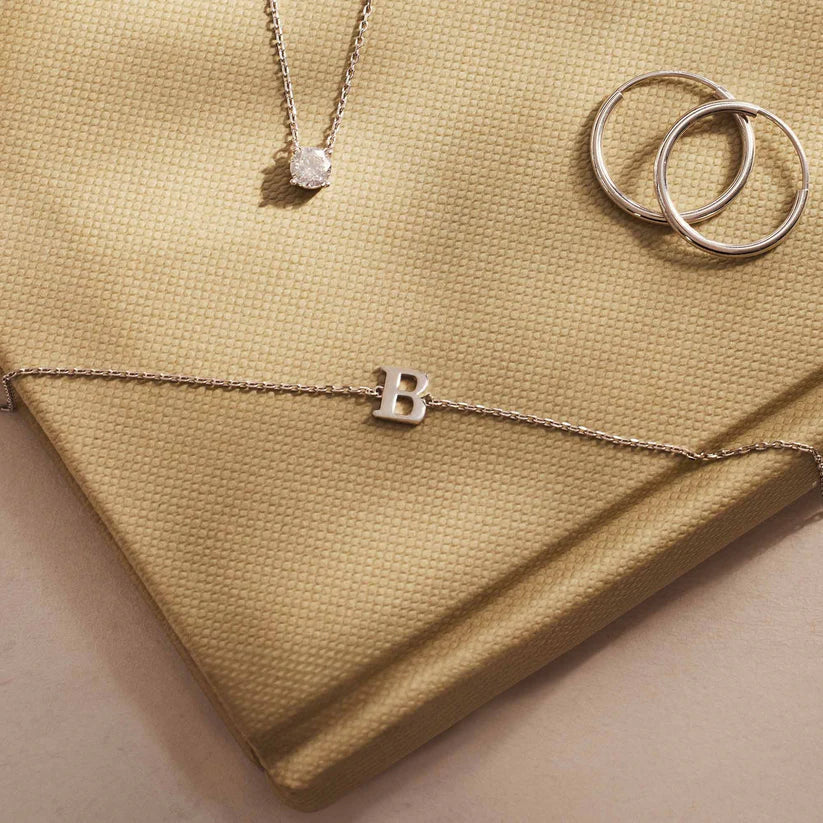 Vita Signa Initialarmbånd | Hvitt Gull